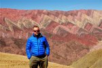 Matze vor bunt-gefaltetetn Felsen