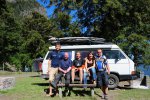 Erique mit Brad und Sheena vor dem VW Bus Nacho