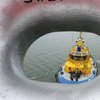 kleiner Schlepper für das grosse Frachtschiff